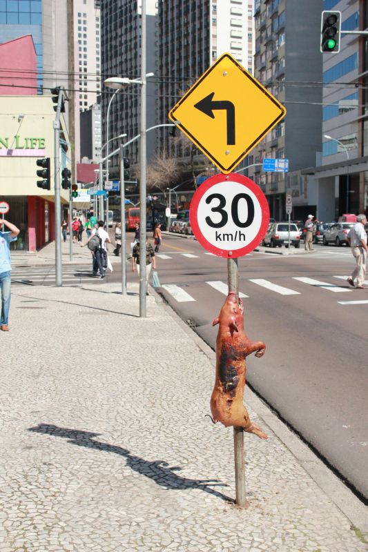 Conhecido pela intervenções urbanas incomuns, Tatzu Rors despertou a curiosidade de quem passava pelo Centro de Curitiba | Divulgação/Arnaldo Belotto