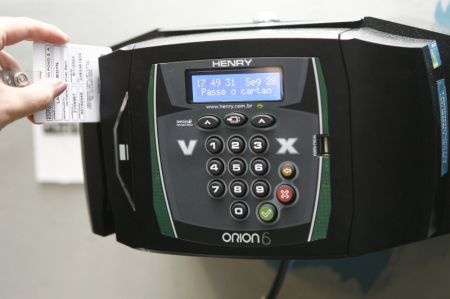 Fabricantes de máquinas de ponto eletrônico dizem que a demanda aumentou, mas não há problemas de fornecimento | Hedeson Alves/ Gazeta do Povo