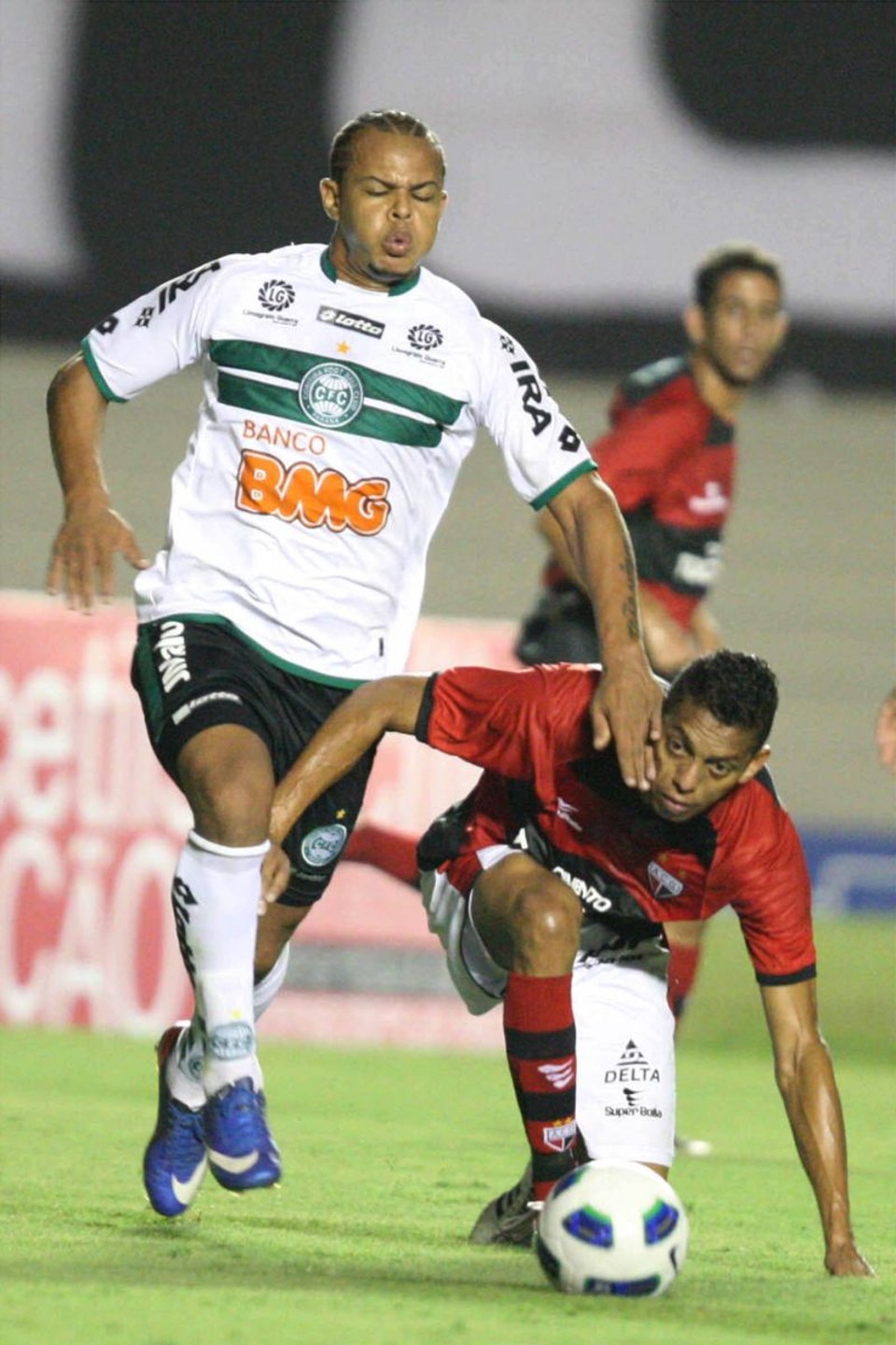 Bill disputa a jogada no Serra Dourada: atacante foi um dos que desperdiçaram chances de gol para o Coxa em Goiânia | Carlos Costa/Futura Press