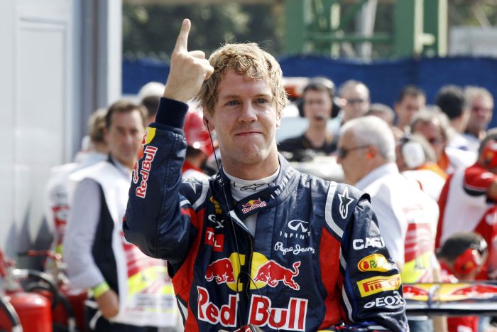 Vettel e o aceno típico de cada pole ou vitória: alemão ficou surpreso com a diferença de tempo para a McLaren | Giampiero Sposito / Reuters