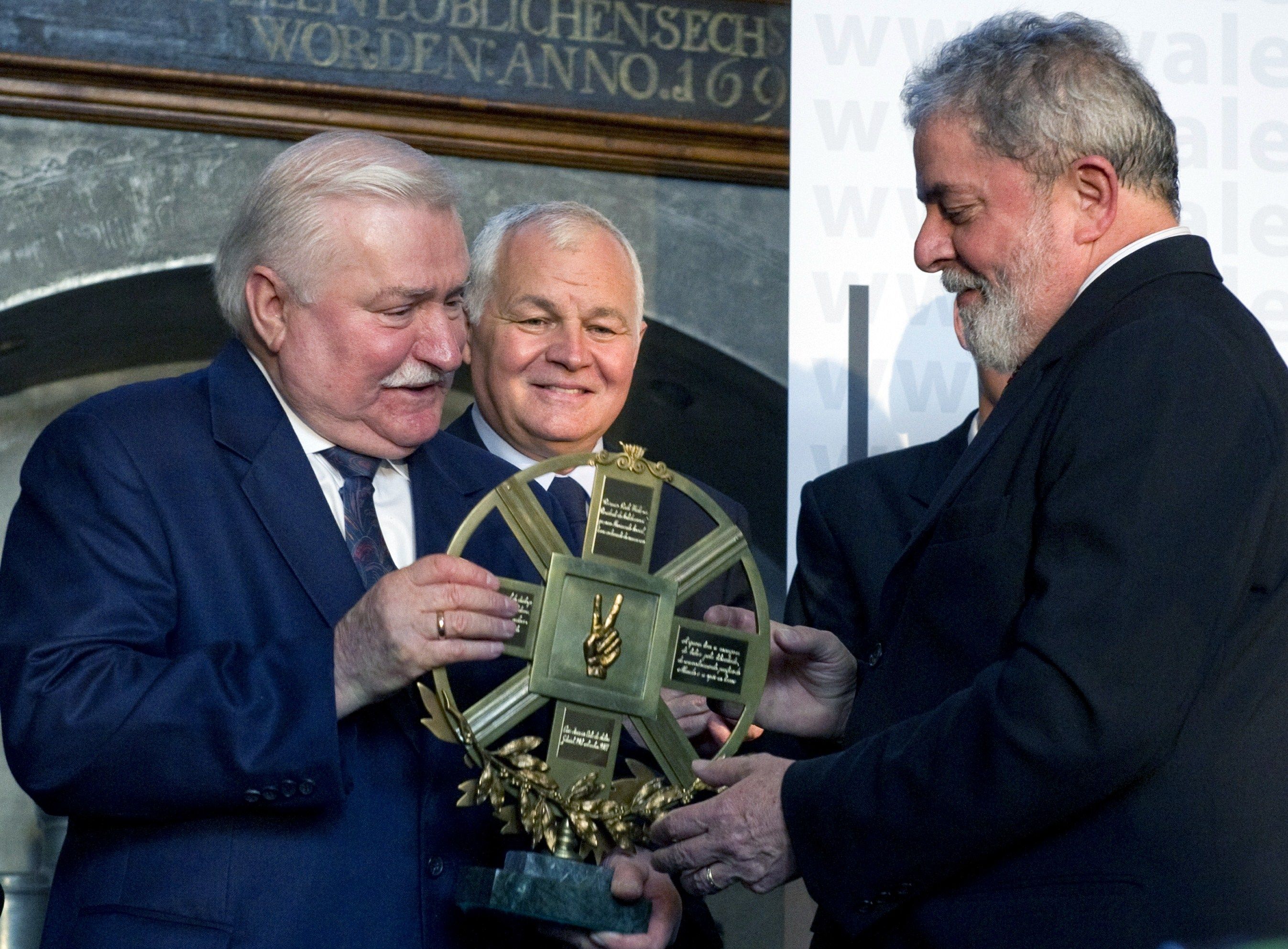 Luiz Inácio Lula da Silva (R) recebe o prêmio Lech Walesa na Polônia | AFP PHOTO / ADAM NURKIEWICZ