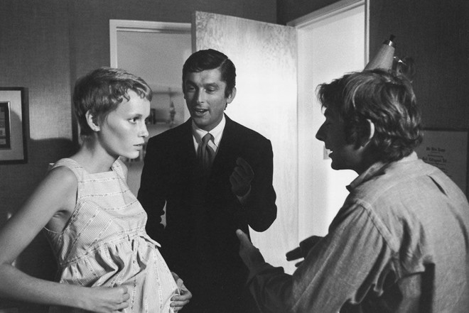 No set de O Bebê de Rosemary, com Mia Farrow e Maurice Evans |