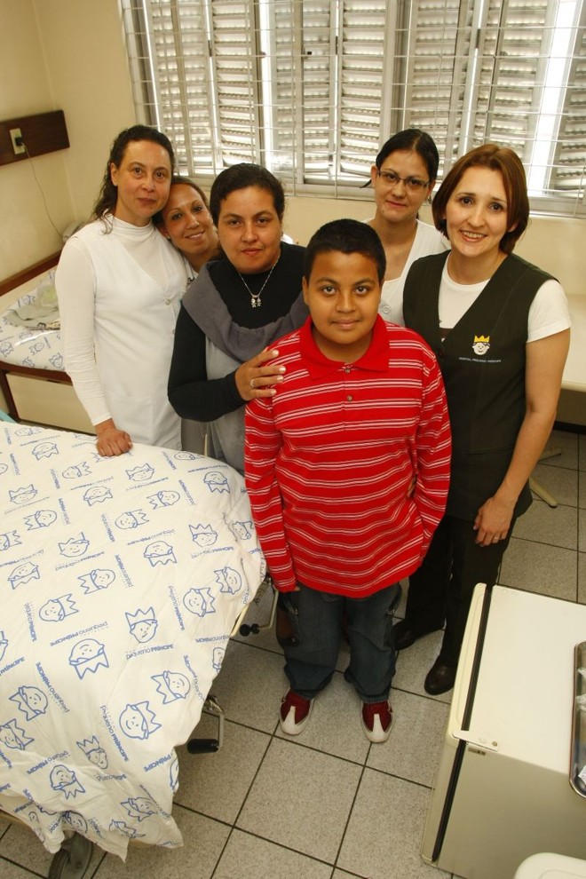 Em busca de tratamento- A dona de casa Inês Aparecida Matos da Silva e o filho Willian saem a cada dois meses de Altônia, no Noroeste do Paraná, a 650 quilômetros de Curitiba, rumo ao Hospital Pequeno Príncipe, na capital. Willian tem insuficiência renal. 