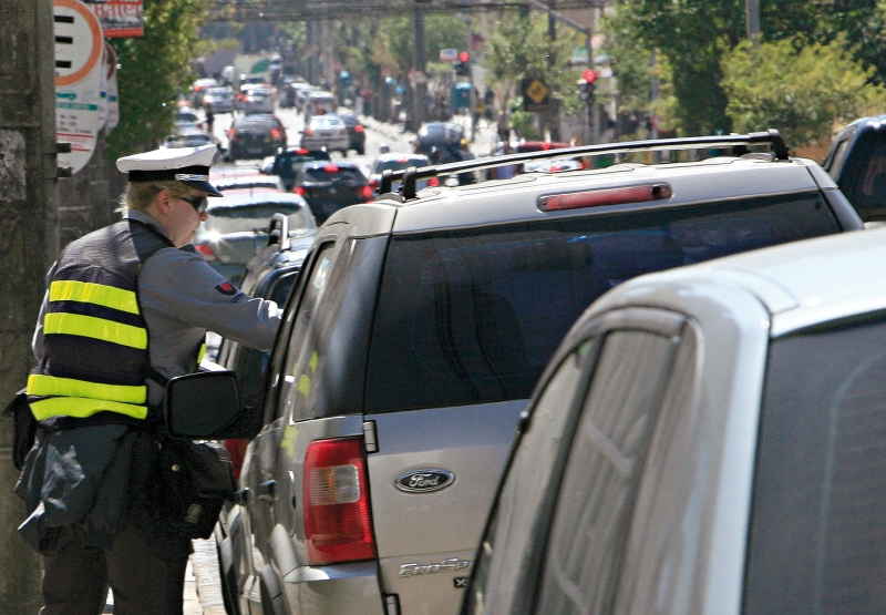 Agentes de trânsito trabalharam normalmente ontem nas ruas de Curitiba | Priscila Forone/ Gazeta do Povo