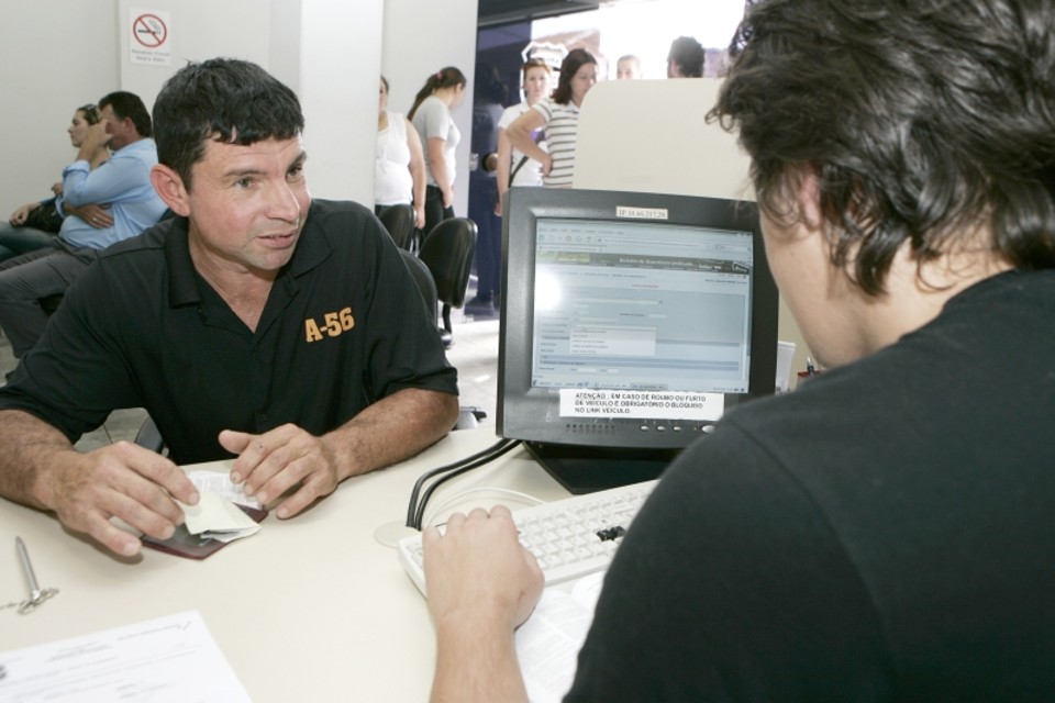 Polícia investiga só sete em cada 100 boletins de ocorrência no PR Rosmei Ribeiro prestou duas queixas por causa de um roubo, mas sabe que dificilmente verá os ladrões atrás das grades: Faço o B.O. mais por desencargo de consciência | Henry Milléo/ Gazeta do Povo
