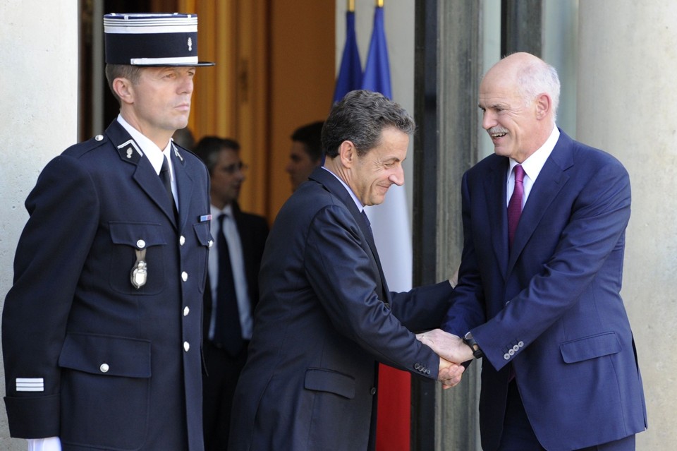Presidente francês Nicolas Sarkozy com premiê grego George Papandreou | REUTERS/Gonzalo Fuentes