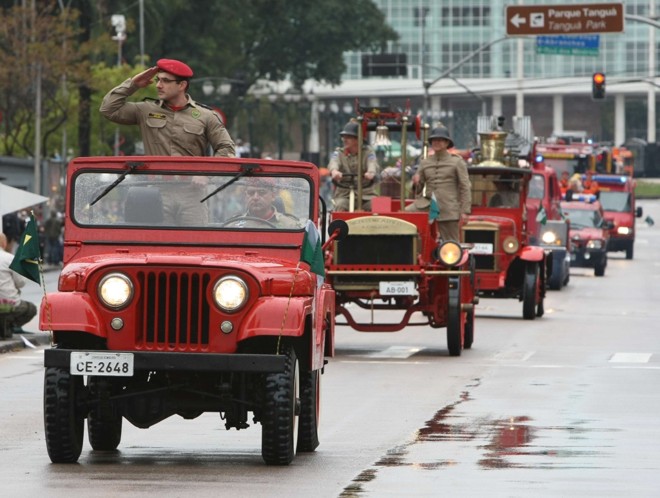 Quatro mil soldados da Marinha, Exército e Força Aérea desfilaram na capital | 