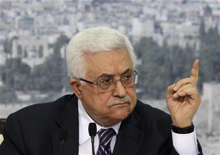 Presidente palestino, Mahmoud Abbas, fala sobre sua proposta para pedir reconhecimento da Palestina como membro pleno da ONU, em discurso televisionado em Ramallah, na Cisjordânia, na sexta-feira. Abbas disse que seguirá com seu plano de buscar a adesão plena de um estado palestino na Organização das Nações Unidas apesar de "ter-se instaurado o caos" por conta do pedido, a que se opõem os Estados Unidos e Israel | REUTERS/Darren Whiteside