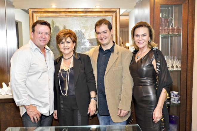 Norma Camargo (à esq.) ganhou jantar pelo seu aniversário oferecido pelo médico Eliseu Portugal (de camisa clara), em sua cobertura nas Mercês. Entre os convidados, o ator e autor teatral carioca Eduardo Bakr e a empresária Marli Corleto (ambos à dir.) |