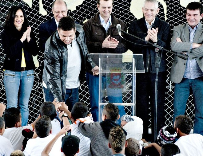 Itaquerão começa a sair do papel: Ronaldo virou cabo eleitoral do estádio corintiano | 