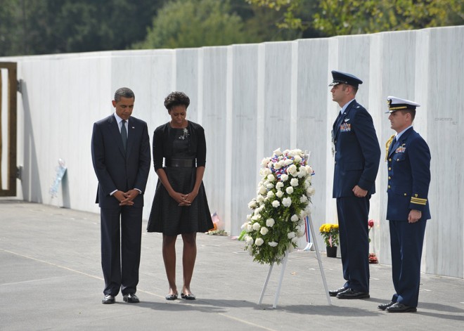Presidente dos EUA Barack Obama e primeira dama Michelle Obama rezam em campo onde voo 93 da United Airlines caiu, na cidade de Shanksville, na Pensilvânia |