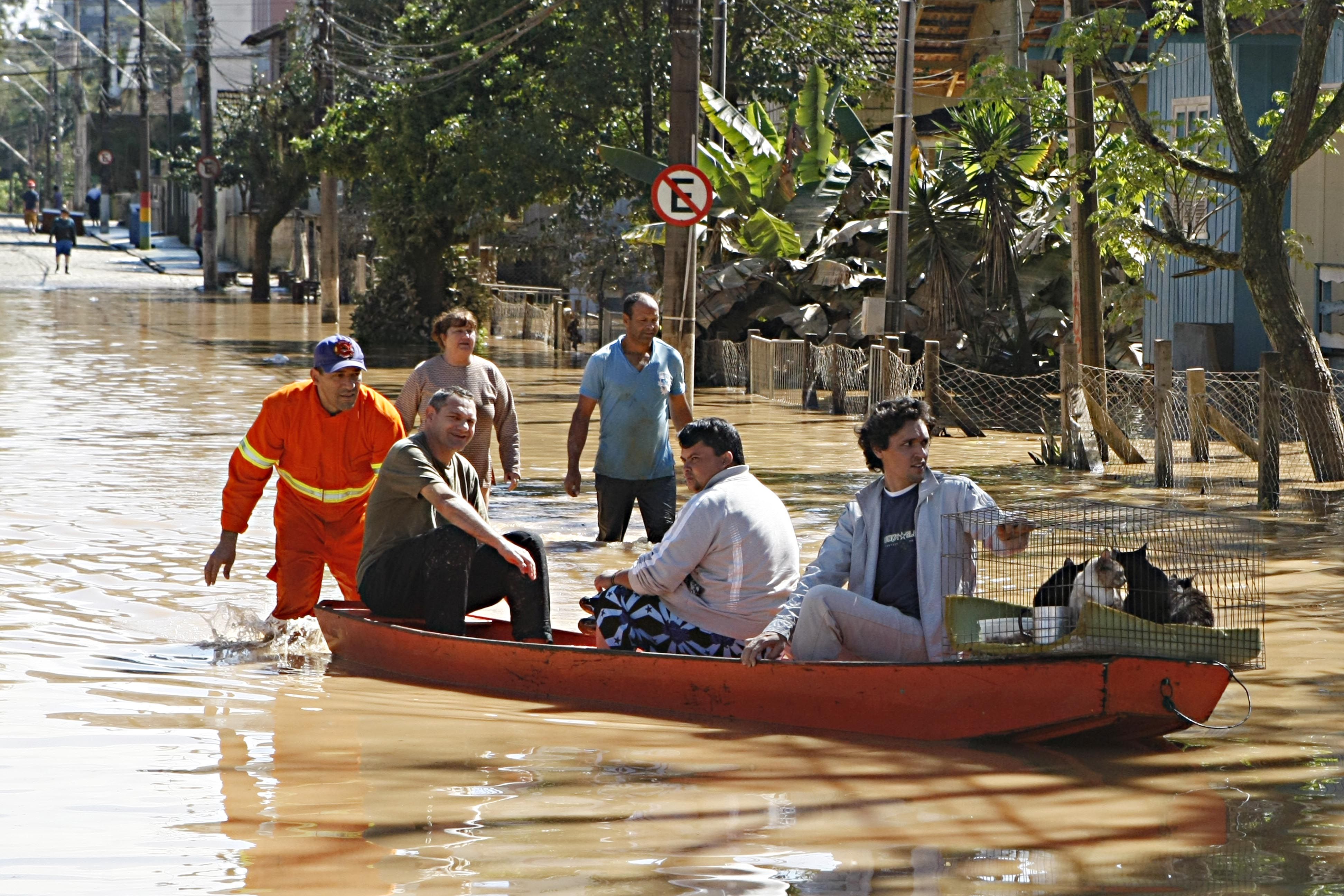 Moradores de Blumenau voltando pra casa com os animais de estimação | Albari Rosa / Agência de Notícias Gazeta do Povo