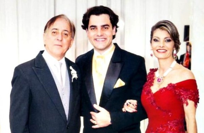 No tocante enlace Serena e Florenzano, o noivo kristofer Florenzano ladeado pelos pais, Rogério e Márcia