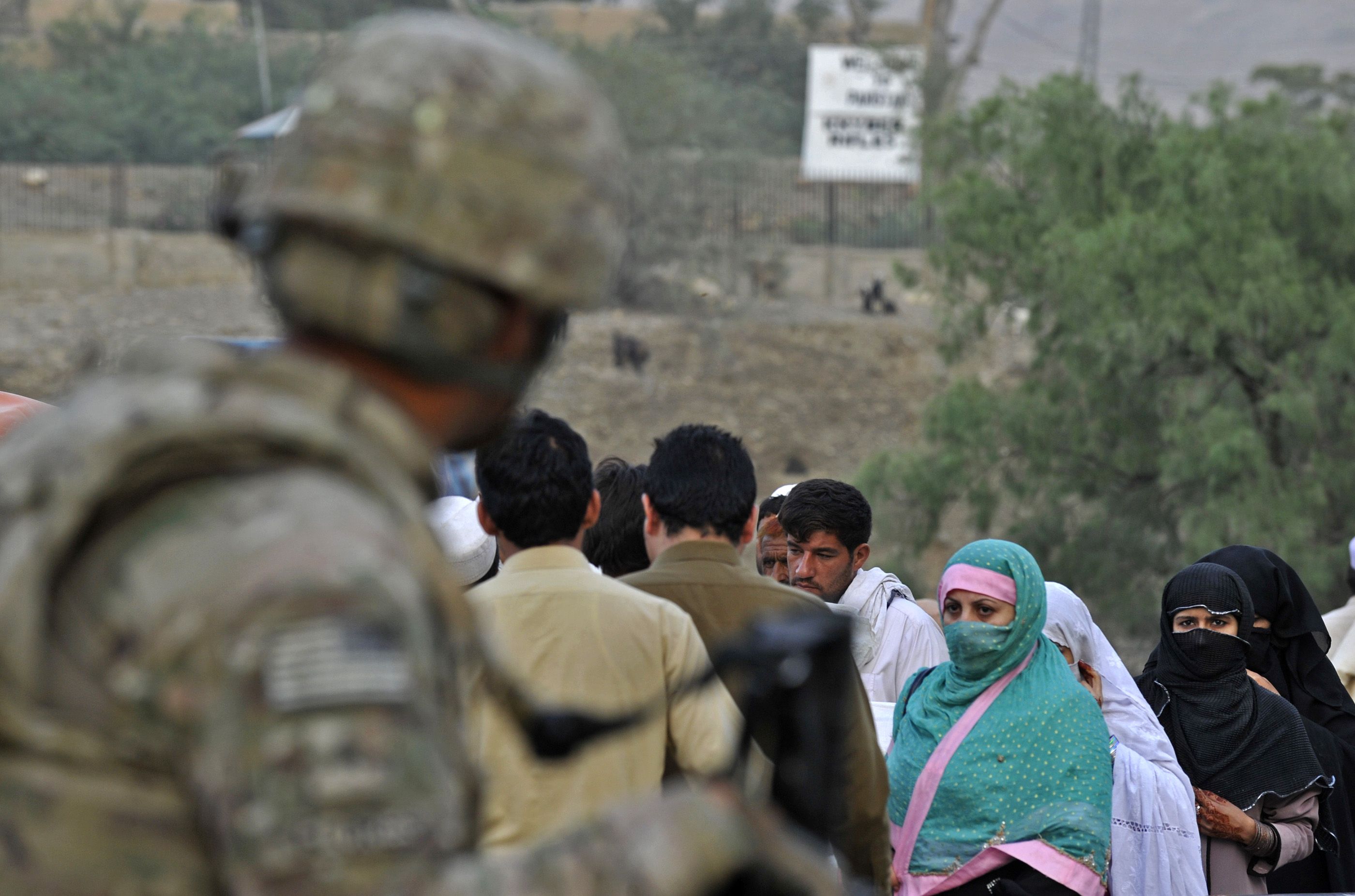 Sargento Flores Roberto, do exército norte-americano, observa povo afegão durante missão em Turkham, na fronteira com o Paquistão | AFP PHOTO/ TAUSEEF MUSTAFA