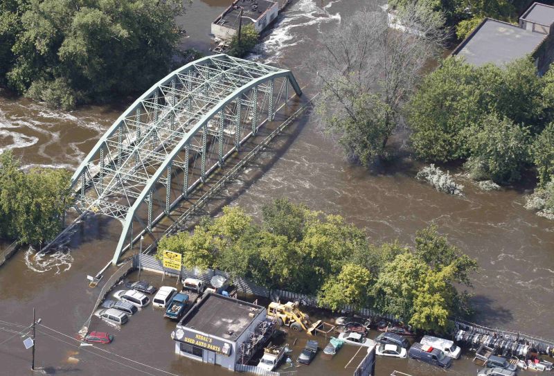 Águas do Rio Passaic provocaram grandes inundações em Paterson, no estado de New Jersey, um dos estados mais afetados pelo furacão Irene | Brendan McDermid/Reuters
