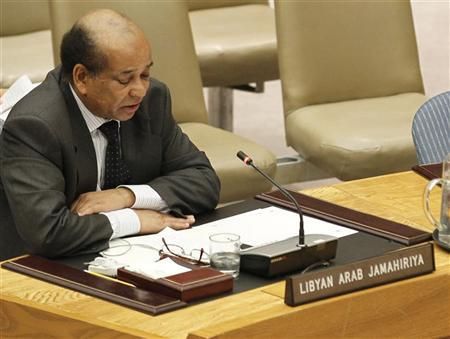 O embaixador líbio nas Nações Unidas, Abdurrahman Shalgham, na sede das Nações Unidas em Nova York, EUA, em fevereiro de 2011. Shalgham deverá manter o posto como o principal diplomata de Trípoli na ONU | Reuters