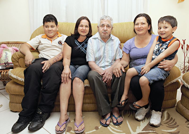 Juvenal Cardoso, 78 anos, com as filhas Jandira e Cenira Cardoso e os netos Vinícius e Cauã: após o diagnóstico de Alzheimer, a família recebeu o pai de braços abertos | Christian Rizzi/ Gazeta do Povo