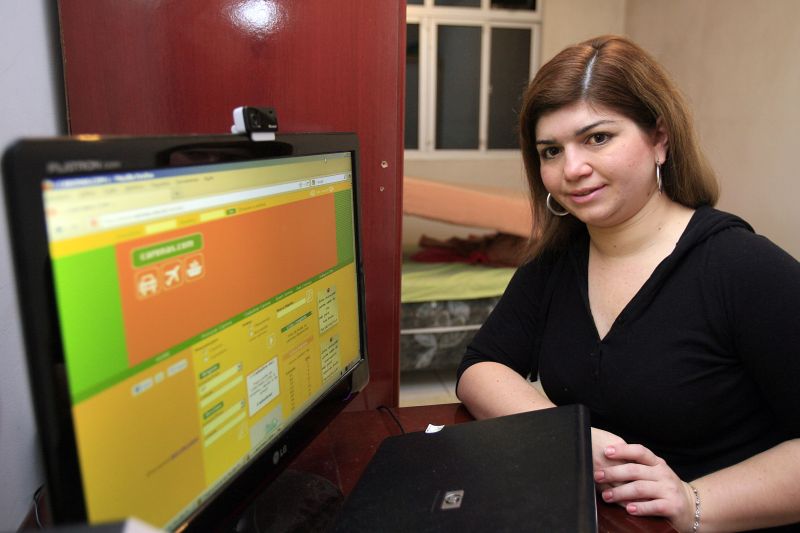 A administradora Eveline Pires Gaion se cadastrou em um site para dividir as despesas em viagem para Londrina | Hedeson Alves/ Gazeta do Povo