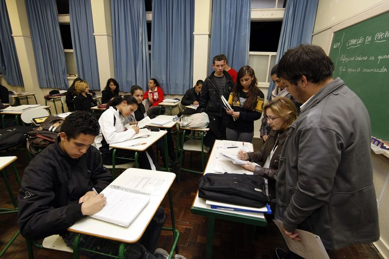 Alunos do ensino médio do Colégio Estadual do Paraná se preparam para garantir resultado semelhante ao obtido no Enem de 2010. Escola é uma das duas instituições públicas estaduais com mais de 600 pontos | Hedeson Alves/Gazeta do Povo
