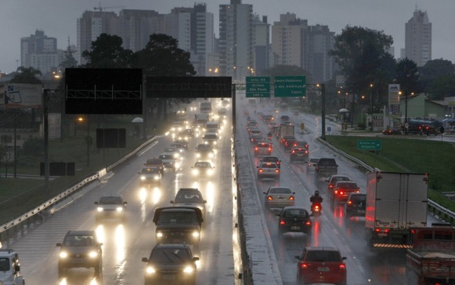 Mesmo com chuva, movimento na BR-277, sentido litoral, já era intenso no final da tarde de ontem | 