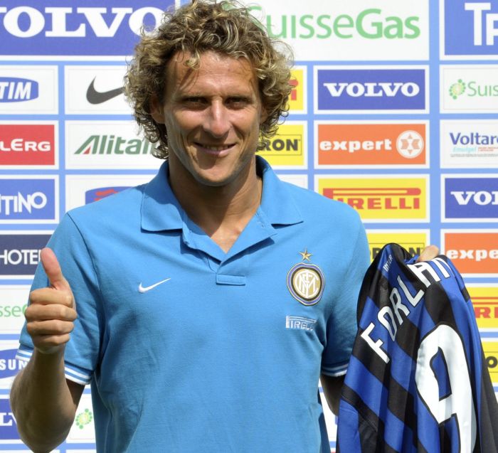 O uruguaio Diego Forlán ainda não sabe se será utilizado como meia ou atacante na Inter de Milão | Paolo Bona/ Reuters