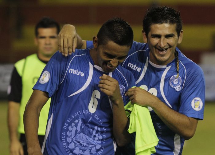 Jogadores de El Salvador riem à toa durante o jogo com o Suriname: 100% de aproveitamento | Oscar Rivera/ AFP