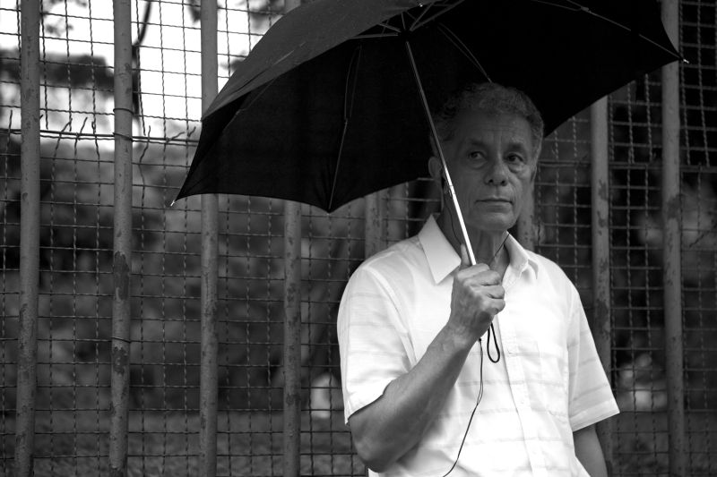 Fernando Bezerra vive Expedito, um homem que reaprende a ver o mundo ao caminhar pelo Rio de Janeiro | Divulgação