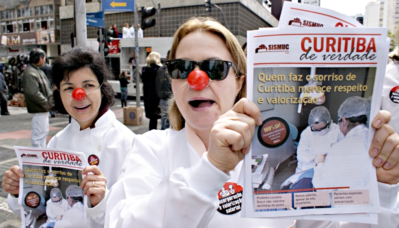 Cirurgiões dentistas fizeram passeata na quinta-feira e se concentraram em frente à sede da prefeitura e irão repetir atos nesta sexta | Marco André Lima/Gazeta do Povo