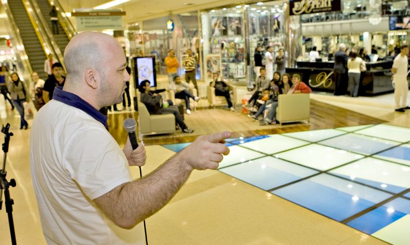 Marco Zenni promovendo o espetáculo Risológico no ParkShoppingBarigüi: "O custo para levar um humorista para uma empresa é muito menor do que levar uma banda" | Antônio Costa/ Gazeta do Povo