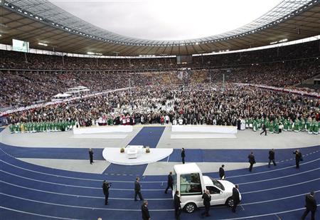 Papa Bento 16 chega no papa-móvel para conduzir missa no Estádio Olímpico de Berlim | REUTERS