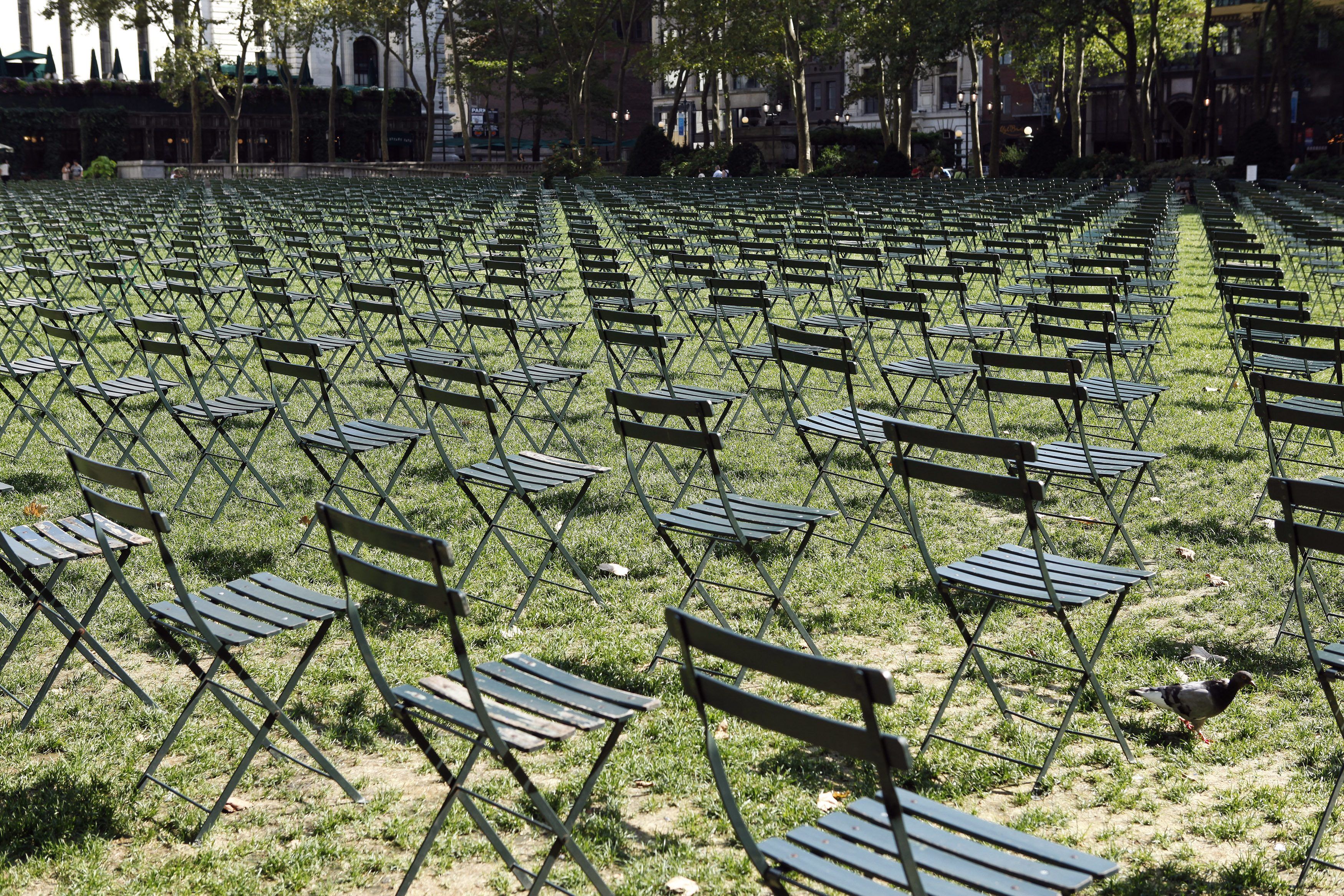 2.753 cadeiras vazias foram colocadas em Bryant Park, em Nova York, para homenagear as vítimas do World Trade Center | REUTERS/Hugh Gentry