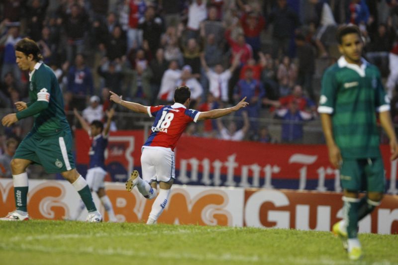 Giancarlo comemora o gol paranista aos 39 minutos do segundo tempo | Fotos: Jonathan Campos/ Gazeta do Povo
