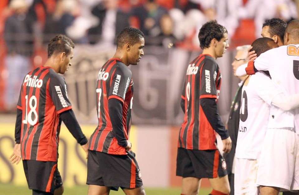 Jogadores atleticanos lamentam o gol de Mancini, em cobrança de pênalti, que significou a perda de uma invencibilidade de sete jogos e a queda para a vice-lanterna do Brasileiro | Hedeson Alves/ Gazeta do Povo