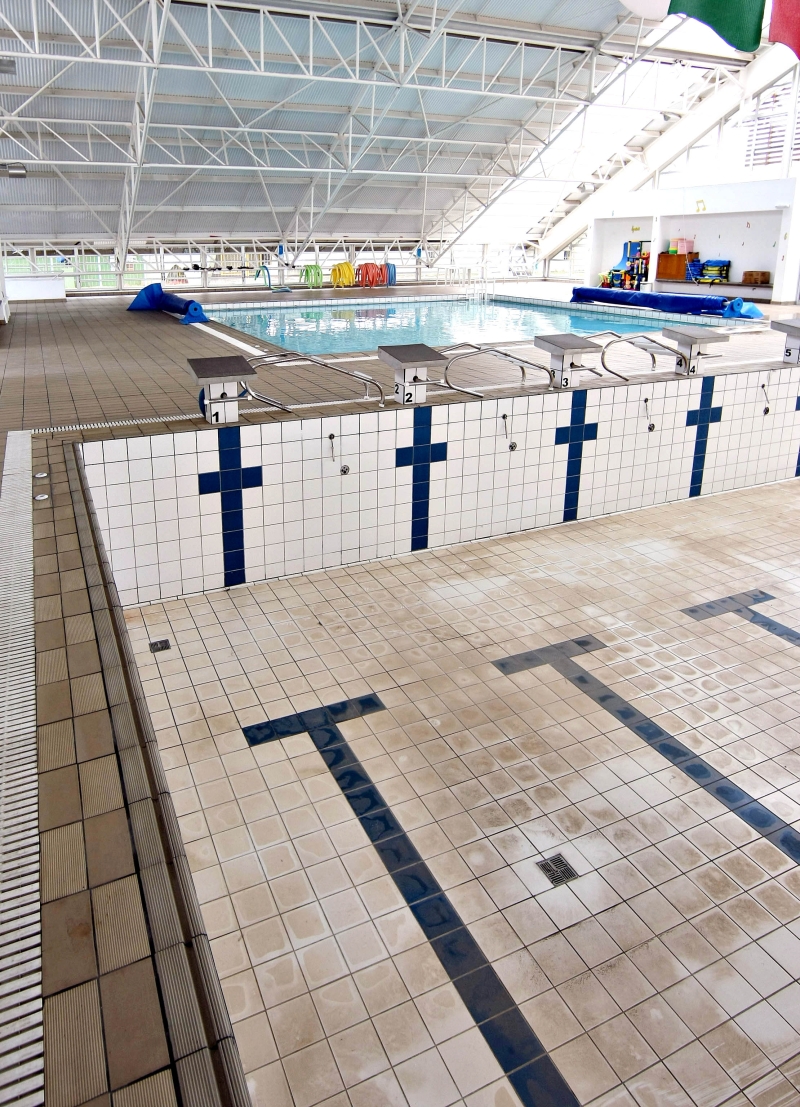 Piscina pública do Bairro Novo está fechada desde março, com previsão de reabertura em 2012 | Valterci Santos/ Gazeta do Povo