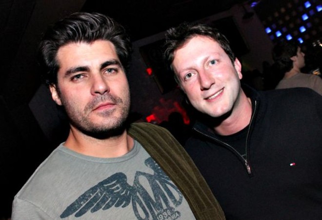 PRESENÇA DE DESTAQUE -O badalado ator global Thiago Lacerda esteve em Curitiba na última semana, quando aproveitou para conferir o DJ Leozinho na Liqüe. Na ocasião, foi recebido por um dos sócios da casa, Leandro Jabur |