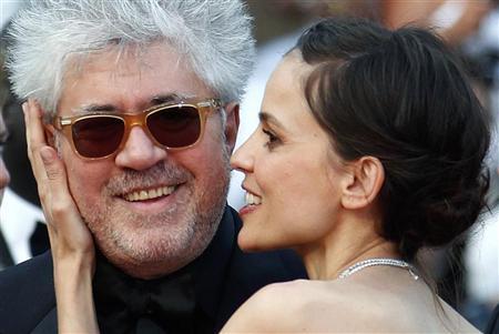 Diretor Pedro Almodóvar com a atriz Elena Anaya na exibição do filme "La Piel Que Habito", no Festival de Cinema de Cannes, em maio. O filme está entre as três produções pré-selecionadas pela Academia de Cinema para representar a Espanha no Oscar | REUTERS/Vincent Kessler