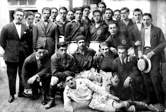 Foto inédita. A Nostalgia já publicou, nestes seus 22 anos de existência, muitas imagens inéditas, algumas delas enviadas por leitores. Acabamos de receber uma destas raridades, enviada pelo engenheiro Enôr Muggiati Vianna, curitibano radicado em São Paulo. É nada mais nada menos que a foto do América Futebol Clube, feita em 1924, ano em que se fundiu com o Internacional FC para formar o Clube Atlético Paranaense. Até o presente nos era desconhecida a imagem deste time. No grupo, Enôr identifica seu pai, Saul Elísio Vianna, segurando o chapéu palheta | 