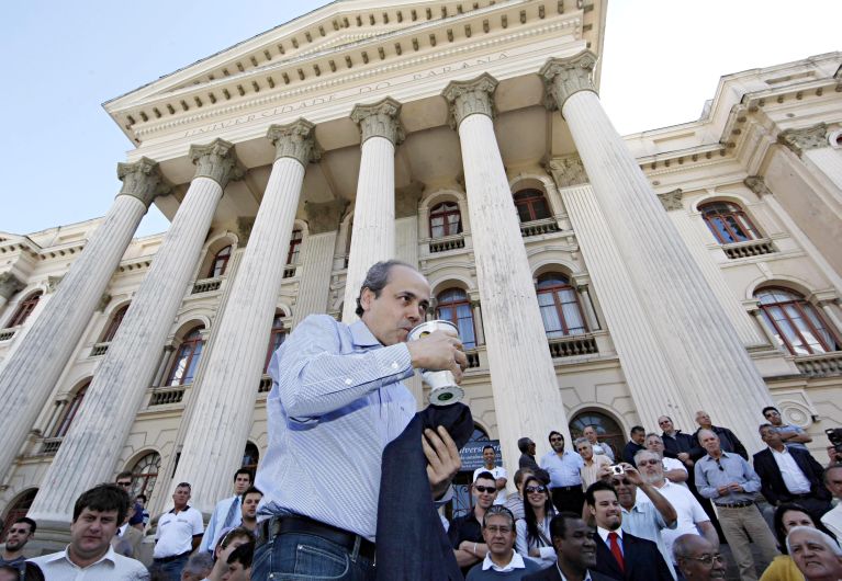 Fruet toma chimarrão durante anúncio público de sua filiação ao PDT, na Praça Santos Andrade, em Curitiba: críticas ao prefeito Luciano Ducci marcaram evento | Albari Rosa/ Gazeta do Povo