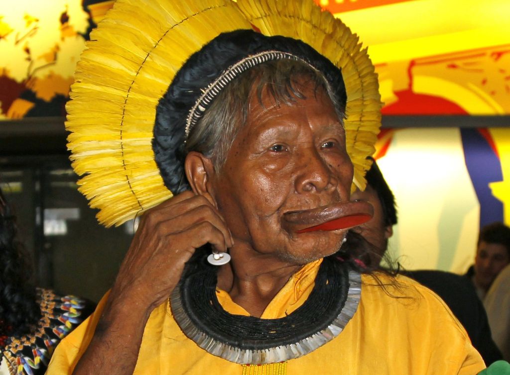 Cacique brasileiro planta árvore em visita à França | Reuters