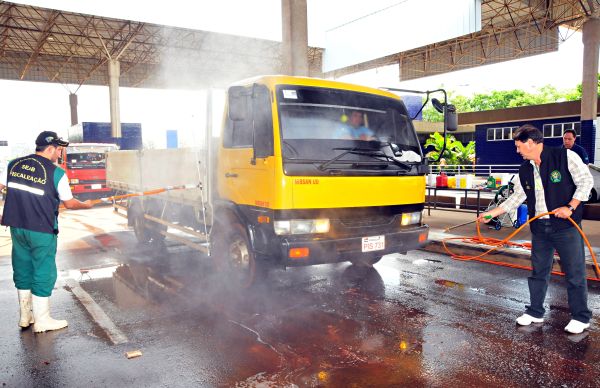 Na Ponte de Amizade, em Foz, a fiscalização ocorre 24 horas por dia | Marcos Labanca/Gazeta do Povo