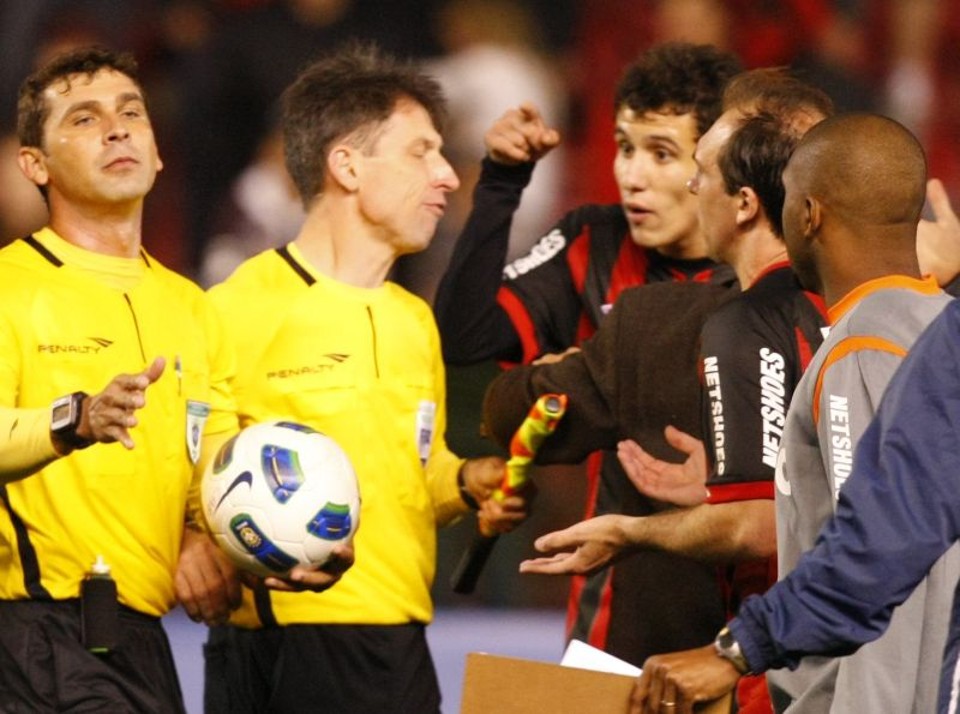 Jogadores do Atlético protestam com o árbitro Wagner Reway no lance que resultou no pênalti e no gol de empate do Fluminense | Daniel Castellano/ Gazeta do Povo