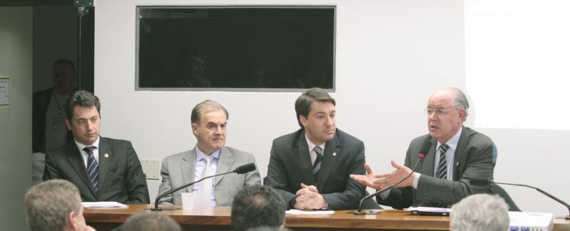 Secretário Luiz Carlos Hauly (à dir.) participa de reunião com a bancada paranaense. Da esquerda para a direita, o senador Sérgio Souza, Alceni Guerra (representante do PR em Brasília) e o deputado Fernando Giacobo | Wenderson Araújo/Gazeta do Povo