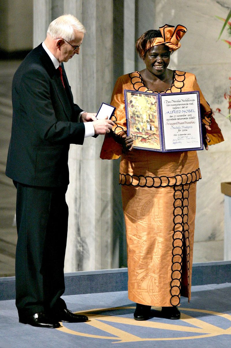 Wangari Maathai na cerimônia de entrega do Nobel da Paz, em 2004 | Yves Herman/Reuters