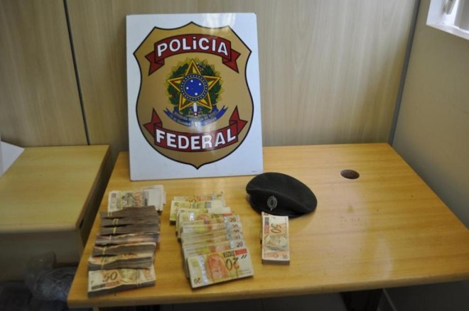 No total, policiais apreenderam cerca de R$ 640 mil reais | 