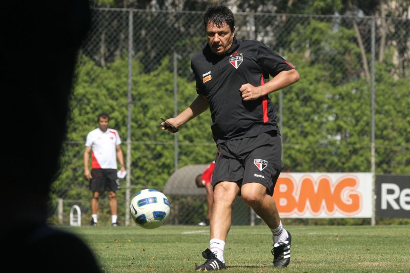 Adilson Batista foi para o campo e tirou Fernandinho de treino | Luiz Pires/VIPCOMM