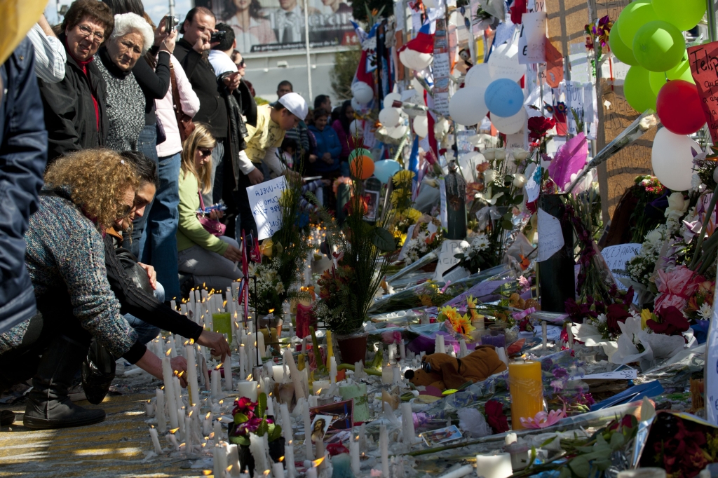Chilenos homenageiam vítimas do acidente | AFP