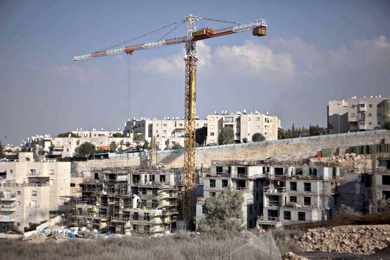 Construção de moradias israelenses no lado oriental de Jerusalém, reivindicado para ser a capital palestina | Menahem Kahana/AFP