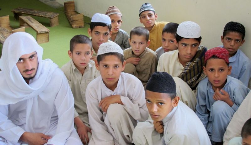 Professor Amir (à esq.) e seus alunos no madraçal (escola religiosa) de Gahri Afghanan, no Paquistão: Não ensinamos terrorismo | Igor Gielow/Folhapress