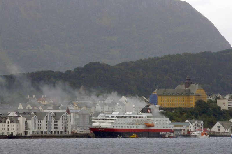A fumaça do cruzeiro Hurtigruten era vista de longe após a explosão | Scanpix Norway / Reuters