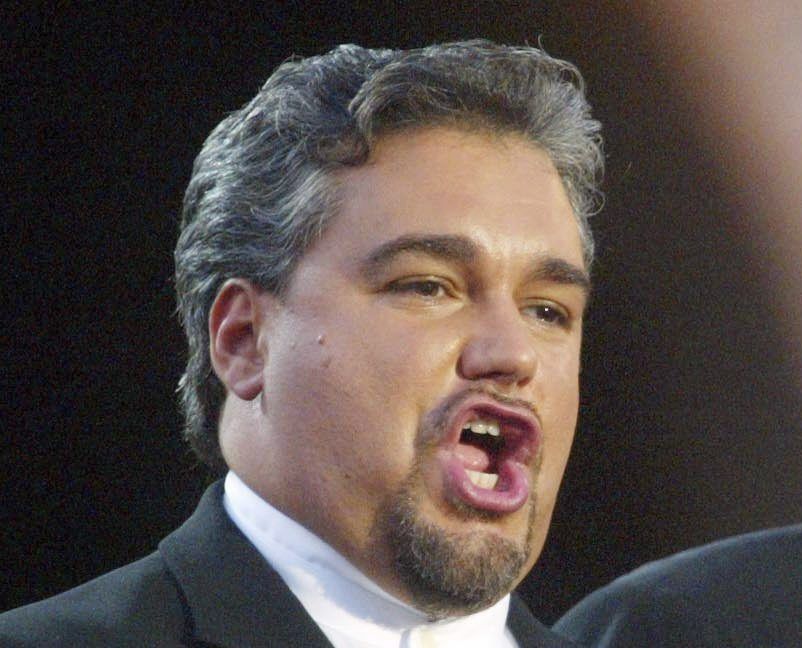 Ele foi tenor na ópera Tosca de Giacomo Puccini em uma apresentação no Metropolitan Opera de Nova York em 2002, quando substituiu o tenor Luciano Pavarotti | EFE/Alessia Paradisi